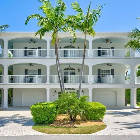 Oceanside Manor- Expansive Waterfront Pool Home, 30' Dock